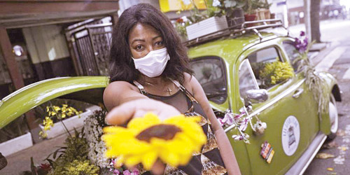متجر أزهار متنقل داخل سيارة «خنفساء» في البرازيل 