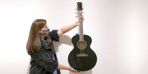 تايلور سويفت تتبرع بجيتارها في مزاد 