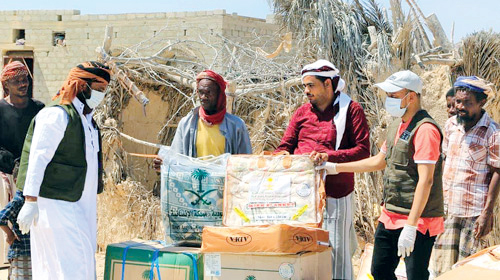 مركز الملك سلمان للإغاثة يوزع مواد إيوائية للنازحين في مديرية المسيلة بمحافظة المهرة 