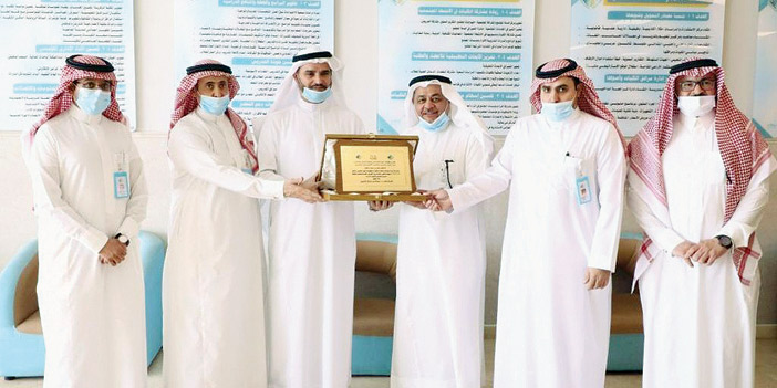  تسليم الوفد الزائر درع الكليات تقديرًا لهذه الزيارة المباركة