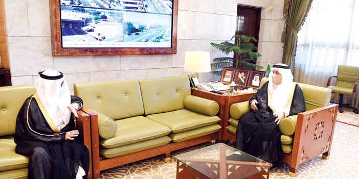  الأمير فيصل بن بندر خلال استقباله م.المطوع