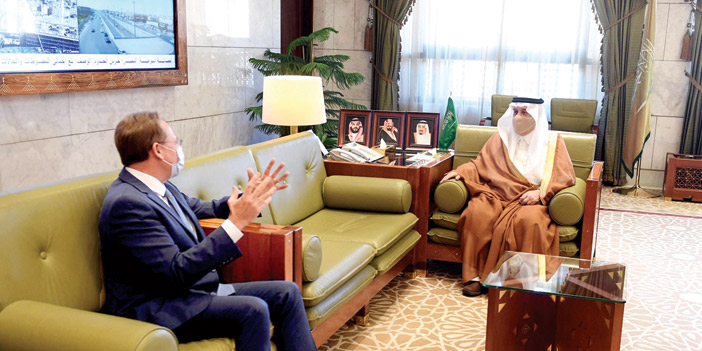  الأمير  فيصل بن بندرخلال استقباله السفير الفرنسي