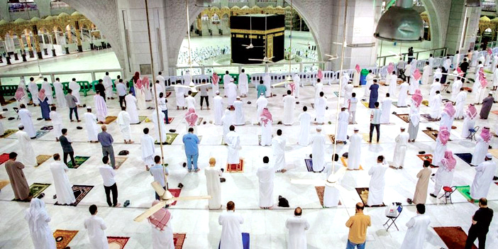 مصلون ومعتمرون يؤدون الصلاة في المسجد الحرام مع بدء المرحلة الثانية من العودة التدريجية للعمرة