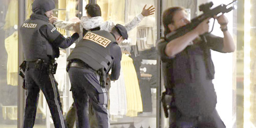 الشرطة النمساوية تنفّذ عمليات دهم واعتقالات في إطار تحقيقات هجوم فيينا 