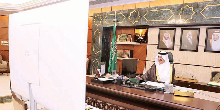  أمير المنطقة مترئساً الاجتماع