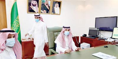محافظ ثادق يستقبل مدير مكتب التعليم ويطلع على إنجازات التعليم عن بعد 