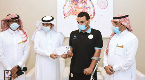  محافظ الرس يكرم أحد أعضاء نادي ذوي الإعاقة