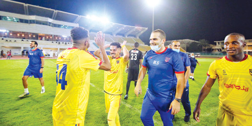  فرحة لاعبي الحزم بالفوز على الخليج