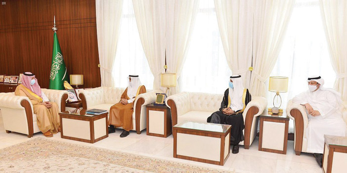  الأمير عبدالعزيز بن سعد خلال استقباله معالي الدكتور أحمد الفهيد