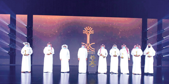  د. ماجد القصبي في صورة جماعية مع الفائزين بالجائزة من ممثلي الجهات والأفراد