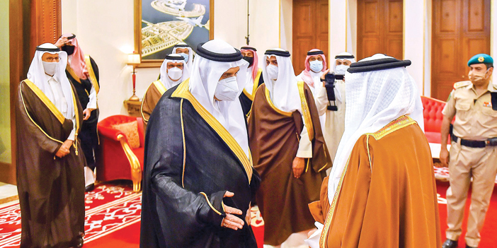  الأمير منصور بن متعب ناقلاً تعازي القيادة خلال استقبال ولي عهد البحرين  لسموه