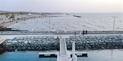 شاطئ بيش السياحي لوحة جمالية تلفت أنظار المتنزهين 