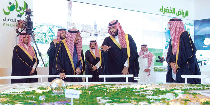  الملك يتابع ميدانياً إطلاق 4 مشاريع نوعية كبرى في الرياض الخضراء