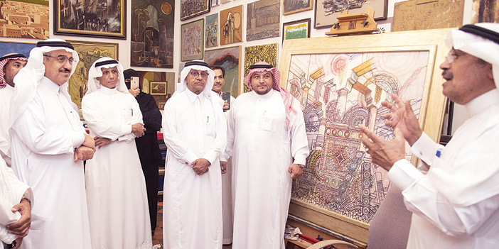  الفنان علي الرزيزا يشرح للضيوف عن مرسمه أثناء جولتهم في منزله
