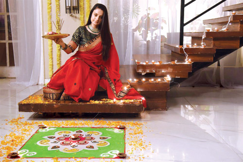 ممثلة بوليوود أميشا باتيل خلال تصويرها مادة إعلانية في مومباي 