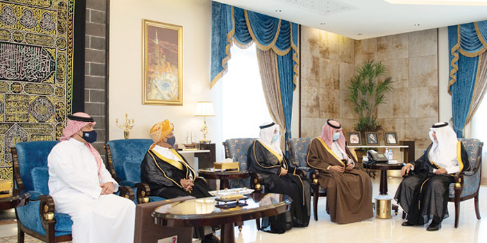 الأمير خالد الفيصل خلال استقباله الأمير تركي بن محمد العبدالله الفيصل وأعضاء الجمعية