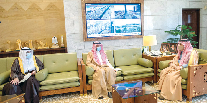  أمير منطقة الرياض خلال استقباله وزير الموارد البشرية ومحافظ الهيئة العامة للأوقاف