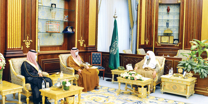  د. آل الشيخ خلال لقائه د. العواد