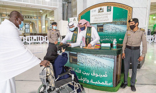  توزيع الهدايا