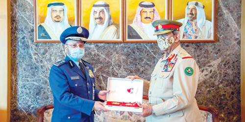  قائد قوة دفاع البحرين يسلم الفريق الرويلي الوسام