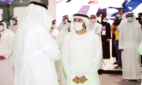  ولي عهد دبي خلال زيارته جناح وزارة الداخلية في «جيتكس»