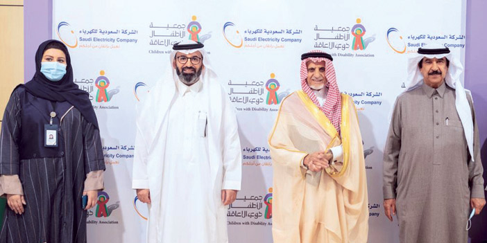 سعد القحطاني نائب رئيس أول للاتصال والعلاقات العامة المكلف والدكتور عبد الرحمن السويلم