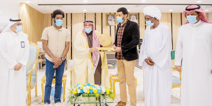 سموه يقدِّم درع «الطبيب المثالي» تقديراً لما قام به الدكتور عبدالله نصري (رحمه الله)
