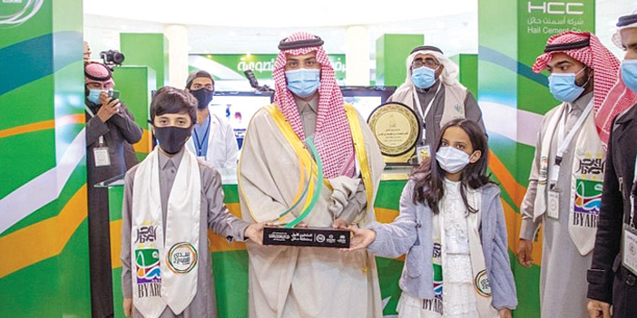  نائب أمير حائل خلال جولته بالمعرض المصاحب لمنتدى التطوع الثاني