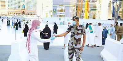 توزيع عبوات زمزم على رجال الأمن بالمسجد الحرام 