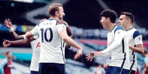  فرحة اللاعبين بالفوز على الوحدة