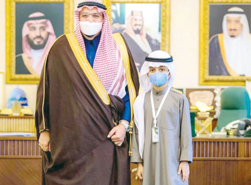  المتطوع الصغير المدعس يقف بجانب سمو الأمير فيصل عقب تكريمه