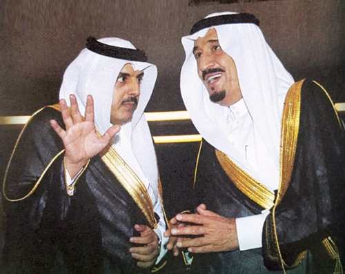 الملك عندما كان أميراً للرياض يستمع لشرح من الأمير عبد العزيز بن عياف