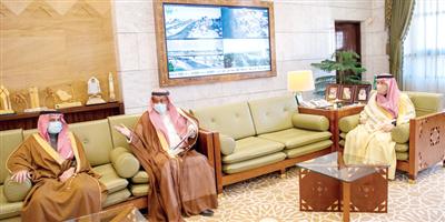 الأمير فيصل بن بندر يستقبل رئيس وأعضاء أدبي الرياض 