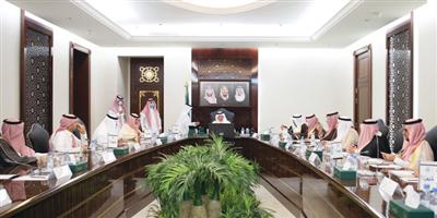 خالد الفيصل يناقش إيصال الخدمات لمشروع الفيصلية 