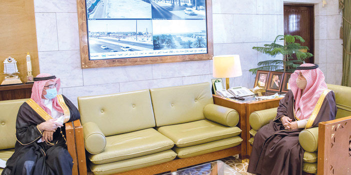 الأمير فيصل بن بندر يستقبل رئيس الجمعية التعاونية لإسكان الإعلاميين بالرياض 