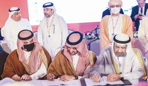 رئيس اللجنة الأولمبية السعودية والشيخ الفهد يوقعان عقد الاستضافة