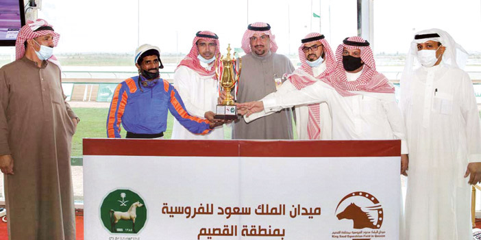  عبدالعزيز التويجري يسلم الكأس السابع لمالك الجواد (واهج) علي السلوم