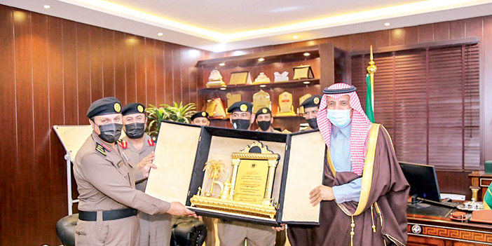  اللواء البسامي يقدم درعًا للمحافظ
