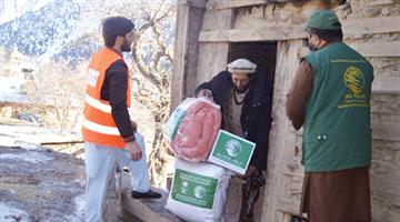 مركز الملك سلمان للإغاثة: توزيع 600 حقيبة شتوية في منطقة سوات الباكستانية 