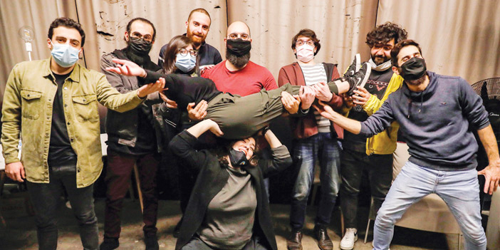 كوميديون شباب يقدّمون علاجًا جماعيًا بالضحك في لبنان 