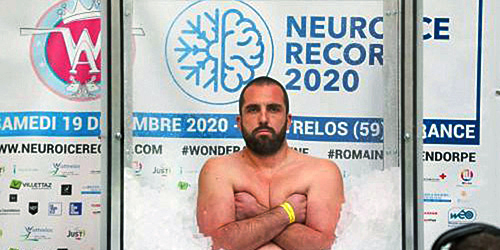 فرنسي يدخل جينيس بالبقاء  في وعاء مع الجليد 