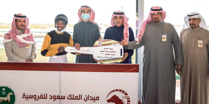  جانب من تسليم مفتاح السيارة لمالك الفرس (شاعرة) مازن الزيداني