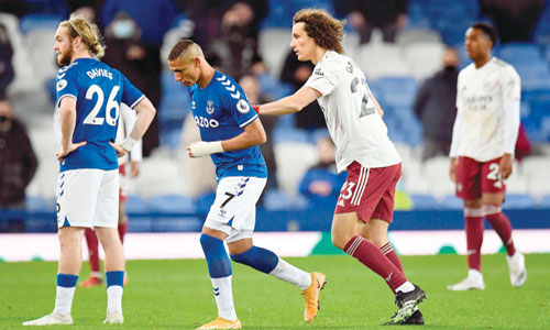 إيفرتون يعمق جراح آرسنال ويصعد للوصافة مؤقتاً للدوري الإنجليزي الممتاز 