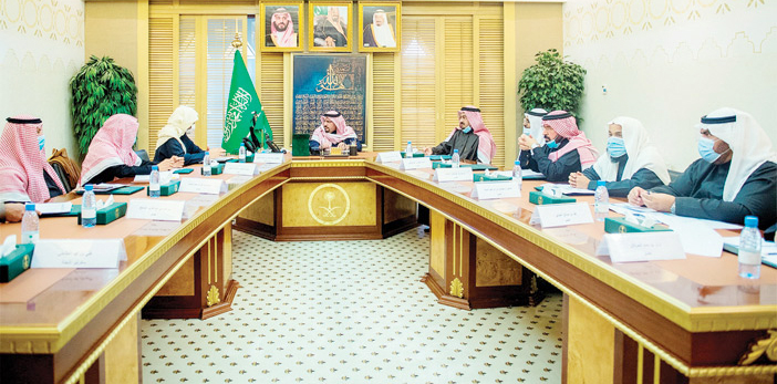  سموه مترئساً اجتماع اللجنة الميدانية لمتابعة المشاريع بالمنطقة