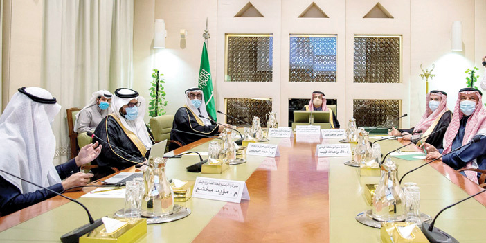 الأمير فيصل بن بندر يطلع من مدير فرع الإسكان بالمنطقة على مشروع إسكان وادي الدواسر