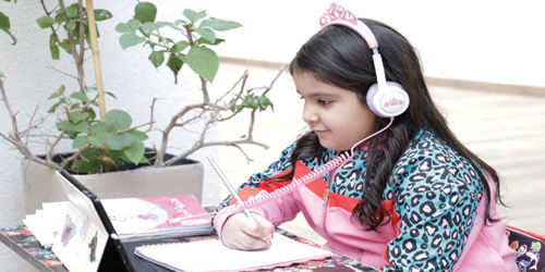  طالبة تؤدي اختباراتها عن بعد