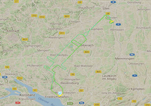 طيار في ألمانيا يرسم حقنة عملاقة في السماء 