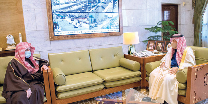  الأمير فيصل بن بندر خلال استقباله الشيخ الرشود