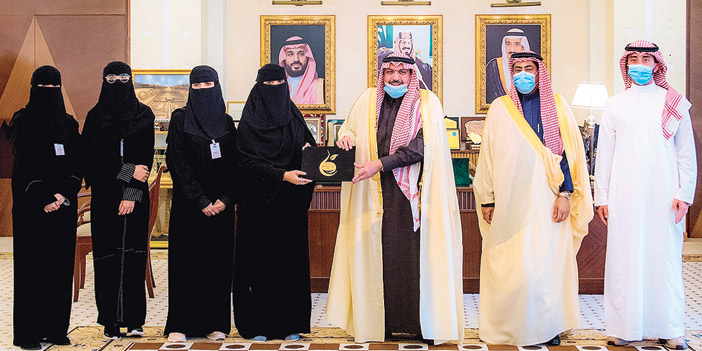  صورة تذكارية لسموه مع عضوات فريق ارتواء التطوعي