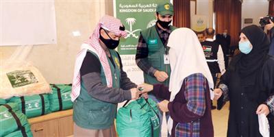 «الإنسانية السعودية» تبدأ توزيع كسوة الشتاء في الأردن 